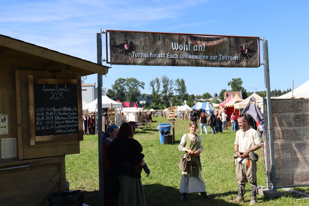 Das Eingangstor und freiwillige Helfende